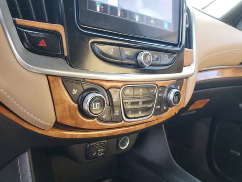 Used 2022 Chevrolet Traverse Premier FWD image 22