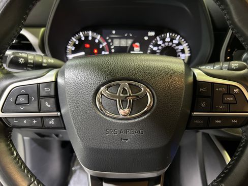 Used 2023 Toyota Highlander LE AWD/4WD image 23