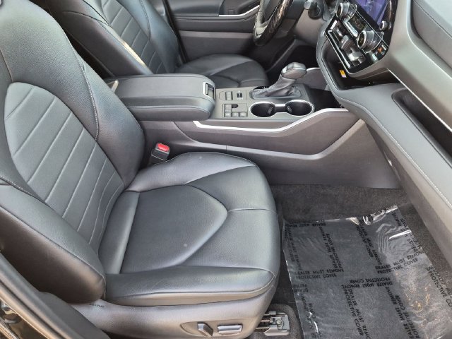 Used 2024 Toyota Highlander XLE AWD/4WD image 30