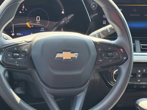 Used 2025 Chevrolet Trax LT FWD image 18