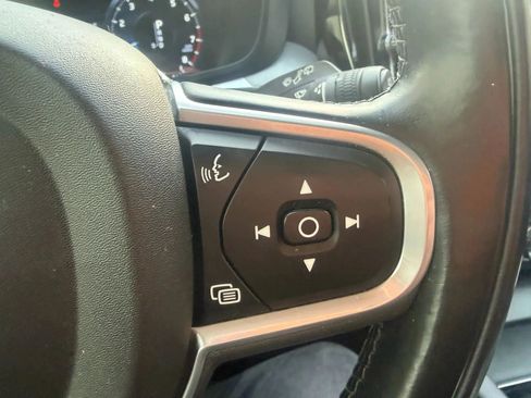 Used 2018 Volvo XC60 T6 Momentum w/ Convenience Package image 14