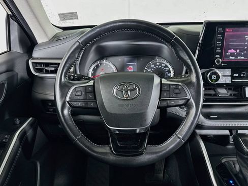 Used 2021 Toyota Highlander LE AWD/4WD image 11