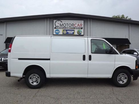 Used 2017 Chevrolet Express 2500 RWD image 2