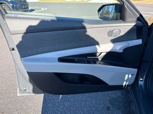 Used 2023 Hyundai Elantra Limited image 15