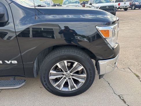 Used 2018 Nissan Titan SL image 4