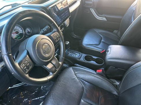 Used 2013 Jeep Wrangler Unlimited Rubicon w/ Connectivity Group AWD/4WD image 10
