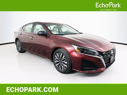 Used 2025 Nissan Altima 2.5 SV FWD image 1