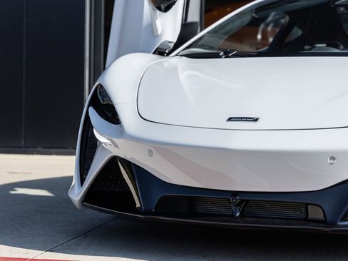 Used 2024 McLaren Artura image 21