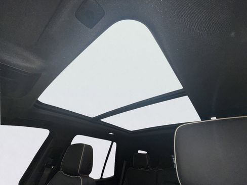 Used 2023 GMC Yukon SLT w/ SLT Premium Package image 9