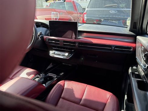 Used 2025 Lincoln Corsair Grand Touring w/ Equipment Group 301A image 18