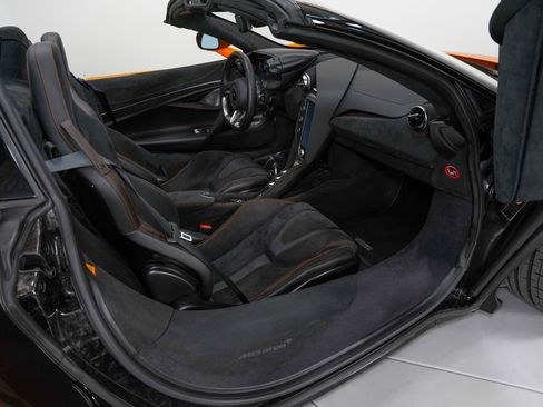 Used 2024 McLaren 750S Spider image 2