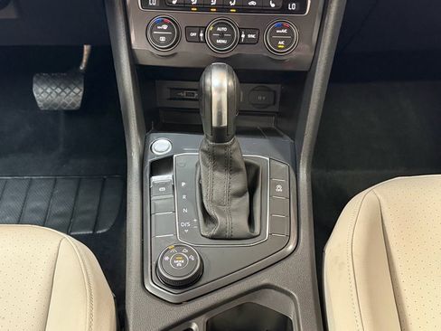 Used 2020 Volkswagen Tiguan SE image 16