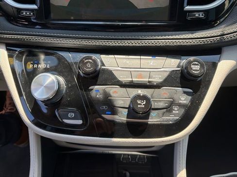 Used 2023 Chrysler Pacifica Limited FWD image 22