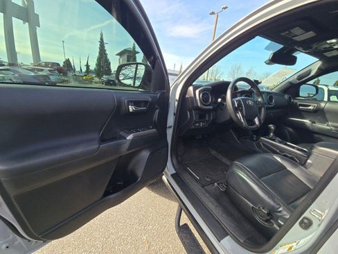 Used 2019 Toyota Tacoma TRD Off-Road image 23