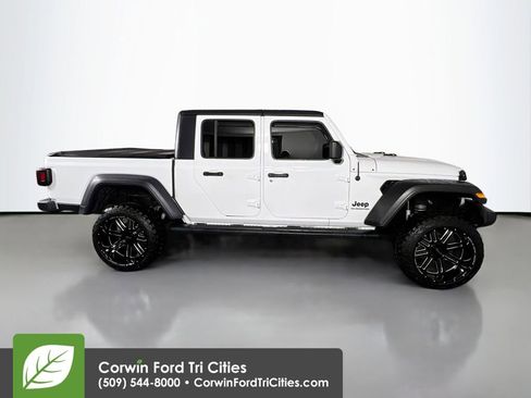 Used 2020 Jeep Gladiator Sport w/ Technology Group AWD/4WD image 17