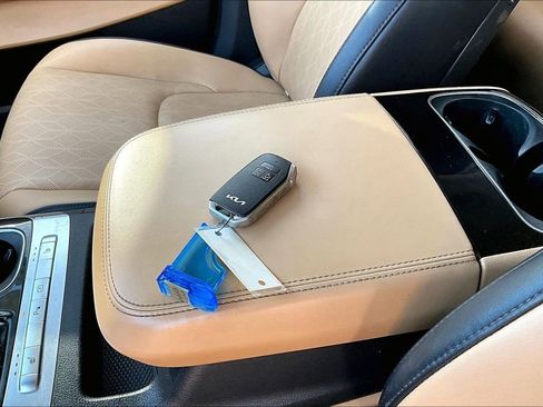 Used 2022 Kia Carnival EX image 32