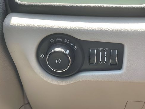 Used 2023 Chrysler Pacifica Touring-L FWD image 18