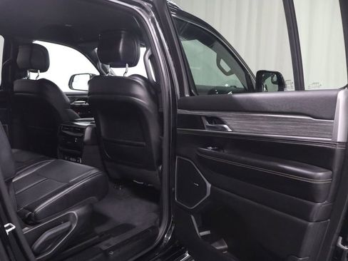 Certified 2024 Jeep Wagoneer L Series II w/ Flexible Seating Group image 16