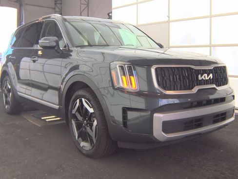 Used 2024 Kia Telluride EX w/ EX Captain's Chair Package AWD/4WD image 2
