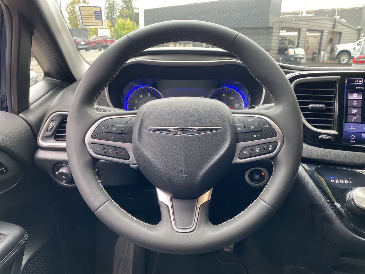 Used 2025 Chrysler Pacifica Select FWD image 18