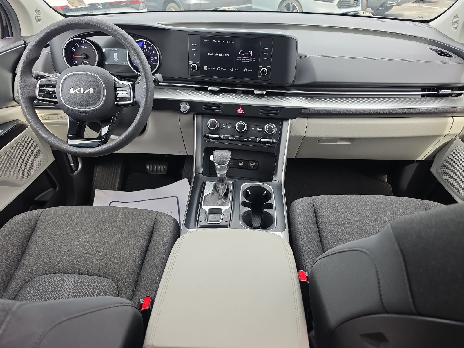 Used 2024 Kia Carnival LX FWD image 7