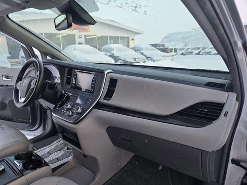 Used 2018 Toyota Sienna XLE image 18