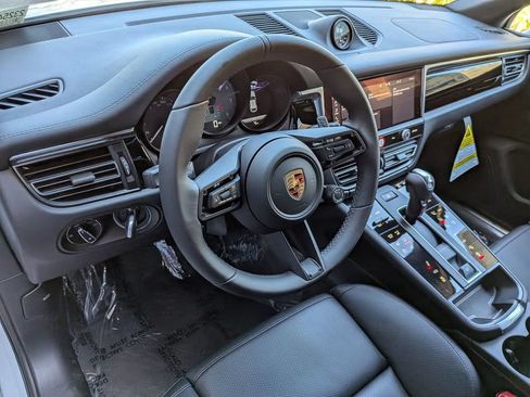 Certified 2025 Porsche Macan S AWD/4WD image 4