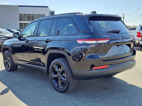 Used 2023 Jeep Grand Cherokee Altitude image 4