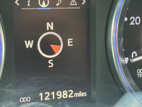 Used 2016 Toyota Highlander XLE FWD image 2