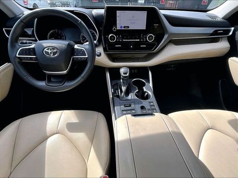 Used 2023 Toyota Highlander XLE AWD/4WD image 16