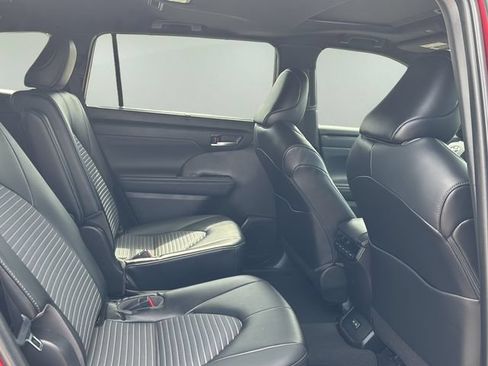 Used 2022 Toyota Highlander XSE FWD image 12