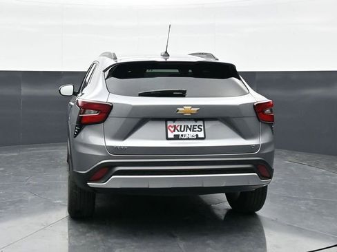 Used 2025 Chevrolet Trax LT FWD image 6
