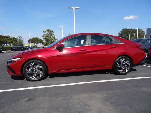 Used 2025 Hyundai Elantra SEL FWD image 4