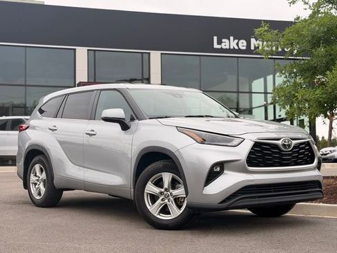 Used 2023 Toyota Highlander LE AWD/4WD image 1