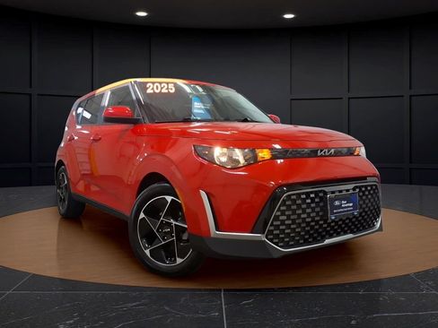 Used 2025 Kia Soul EX FWD image 1