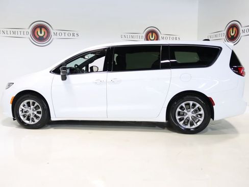 Used 2026 Chrysler Pacifica Limited FWD image 30