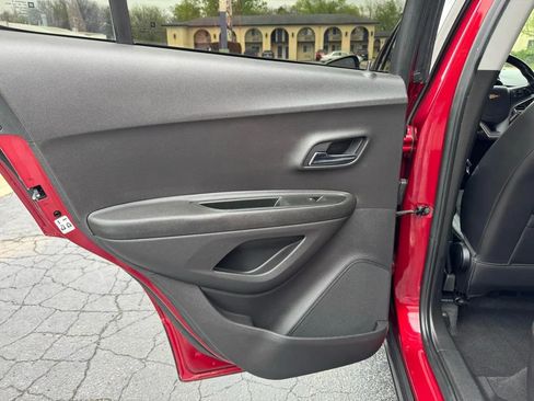 Used 2019 Chevrolet Trax LT w/ LT Convenience Package FWD image 29