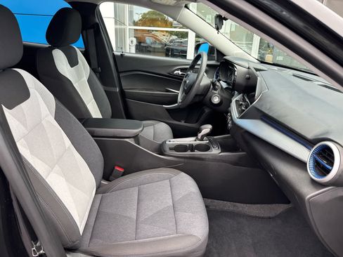 Used 2024 Chevrolet Trax LS w/ LS Convenience Package FWD image 4