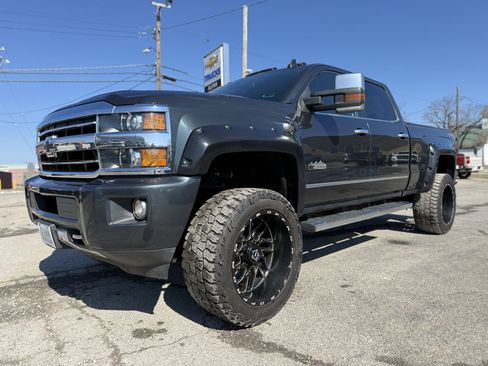 Used 2019 Chevrolet Silverado 2500 High Country w/ Duramax Plus Package image 2