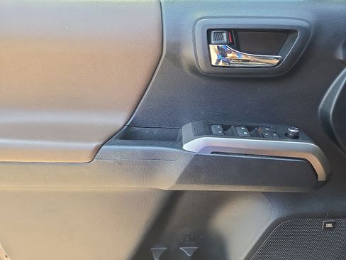 Used 2018 Toyota Tacoma Limited AWD/4WD image 13