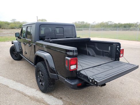 Used 2021 Jeep Gladiator Sport image 24