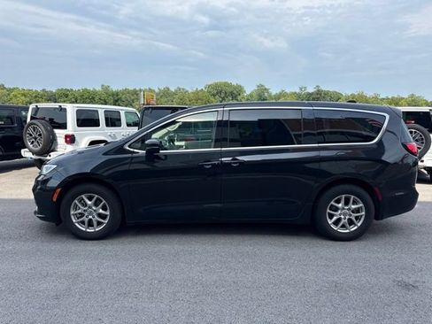 Used 2023 Chrysler Pacifica Touring-L FWD image 6