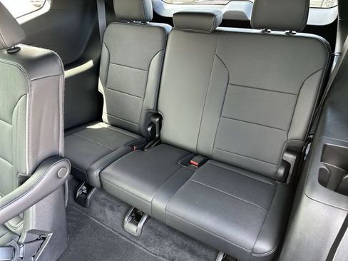 Used 2025 Buick Enclave Preferred AWD/4WD image 27