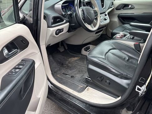 Used 2019 Chrysler Pacifica Limited image 5