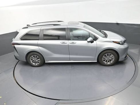 Certified 2025 Toyota Sienna XLE FWD image 28