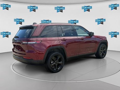 Used 2023 Jeep Grand Cherokee Altitude AWD/4WD image 6