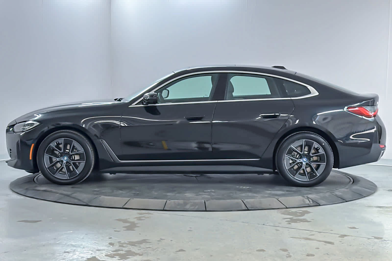 Used 2024 BMW i4 eDrive40 w/ Premium Package RWD image 5
