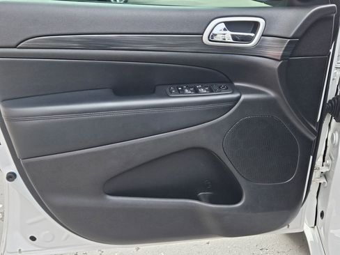 Used 2021 Jeep Grand Cherokee Laredo X image 17