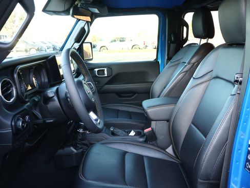 Used 2024 Jeep Wrangler Sahara image 8