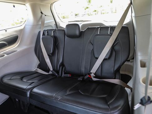 Used 2022 Chrysler Pacifica Touring-L FWD image 19
